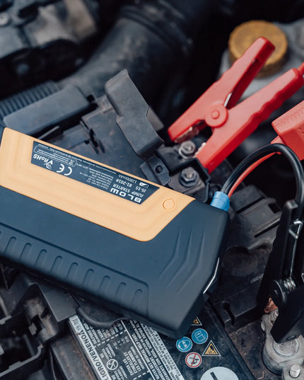 BLOW JS-15 automobilio užvedimo įrenginys su powerbank, žibintuvėliu ir avarinės saugos plaktuku, 12800mAh