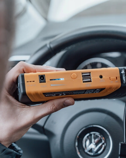 BLOW JS-15 automobilio užvedimo įrenginys su powerbank, žibintuvėliu ir avarinės saugos plaktuku, 12800mAh