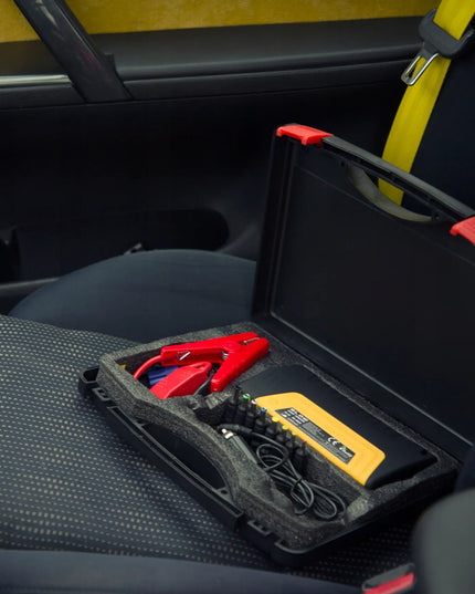 BLOW JS-15 automobilio užvedimo įrenginys su powerbank, žibintuvėliu ir avarinės saugos plaktuku, 12800mAh