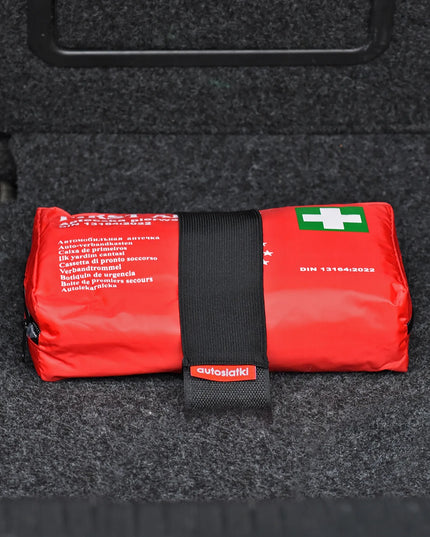 Automobilinė vaistinėlė DIN 13164 su „Velcro“ tipo tvirtinimo laikikliu bagažinei