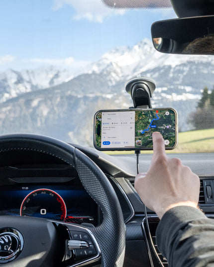 Automobilinis telefono laikiklis su indukciniu įkrovikliu ir „MagSafe“ tvirtinimu prie stiklo