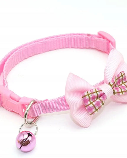 Dekoracinis rožinis antkaklis šunims ir katėms su kaspinu ir varpeliu