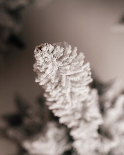 Dirbtinė Kalėdinė eglė 220 cm su sniegu, realistiška pušis, Lenkijos gamybos su stovu