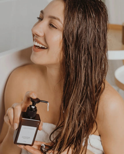 Drėkinamoji plaukų kaukė sausiems plaukams su aliejais ir pantenoliu Saint Éternité 150 ml