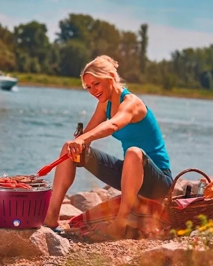 Dūmų nekeliantis anglinis grilis LotusGrill Classic sodui su krepšiu, fuksijos spalvos