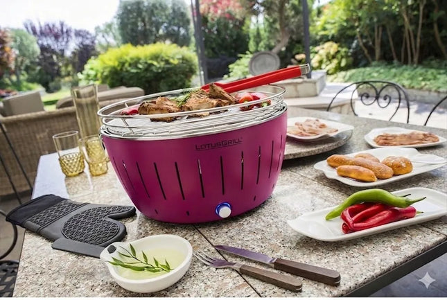 Dūmų nekeliantis anglinis grilis LotusGrill Classic sodui su krepšiu, fuksijos spalvos