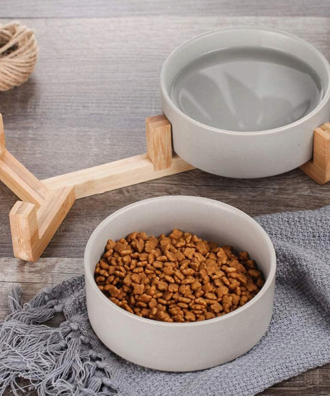 Dvigubi keraminiai šuns ir katės dubenėliai Mersjo Gerda 2x400 ml su neslystančiu mediniu stovu – pilkos spalvos, aukštos kokybės keramika, patogus ir higieniškas maitinimo rinkinys augintiniams