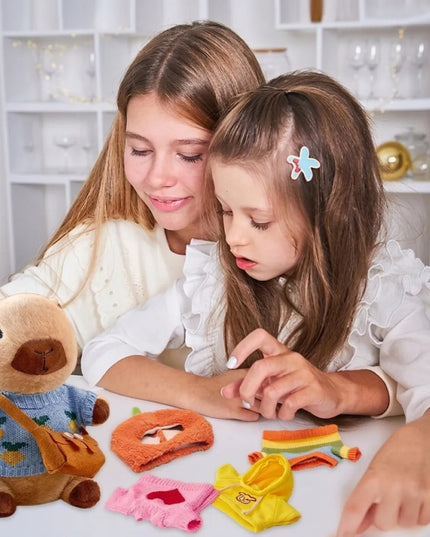 Persirengianti pliušinė kapibara su 8 drabužėliais ir aksesuarais