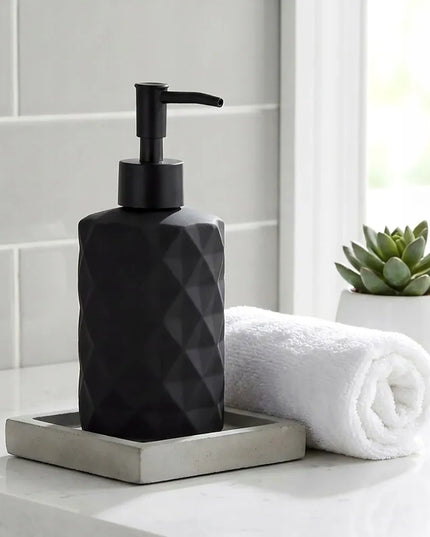Elegantiškas stiklinis skysto muilo dozatorius Vilde juodos spalvos 330 ml