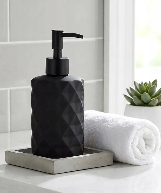 Elegantiškas stiklinis skysto muilo dozatorius Vilde juodos spalvos 330 ml