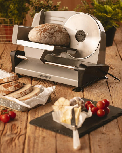 Elektrinė pjaustyklė Mesko MS4704 – duonai, mėsai, sūriui ir daržovėms, 400W, metalinis korpusas, reguliuojamas pjūvis 0–15 mm