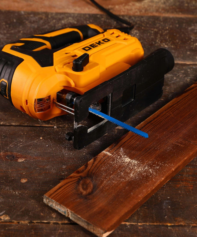 Elektrinis siaurapjūklis DEKO DKJS80XL100 800W su 6 greičiais, lazeriu, LED apšvietimu, dulkių ištraukimu ir kreipiančia liniuote