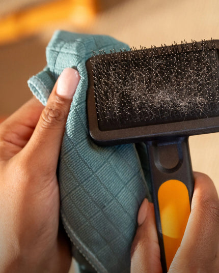 FISKARS pudelinis šepetys šunims ir katėms 16,5 cm