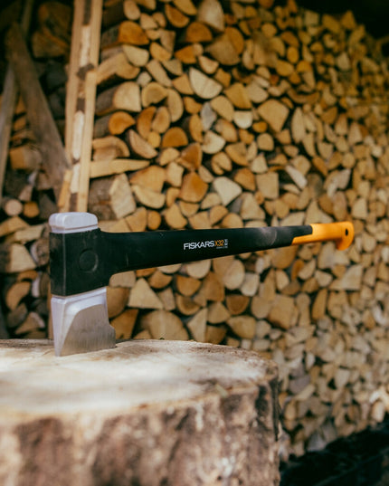 Fiskars X32 XXXL skaldymo kirvis – galingas ir kokybiškas įrankis malkoms skaldyti
