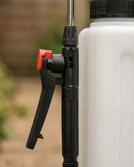 GardeTech kuprinis slėginis purkštuvas PRO 20L su 100 cm pailginta lazdele