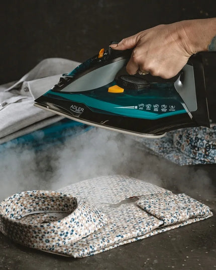 Garinis lygintuvas Adler 3000W keramikiniu padu, savaime išsivalantis, su „anti-calc“ ir „anti-drip“ funkcijomis