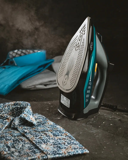 Garinis lygintuvas Adler 3000W keramikiniu padu, savaime išsivalantis, su „anti-calc“ ir „anti-drip“ funkcijomis