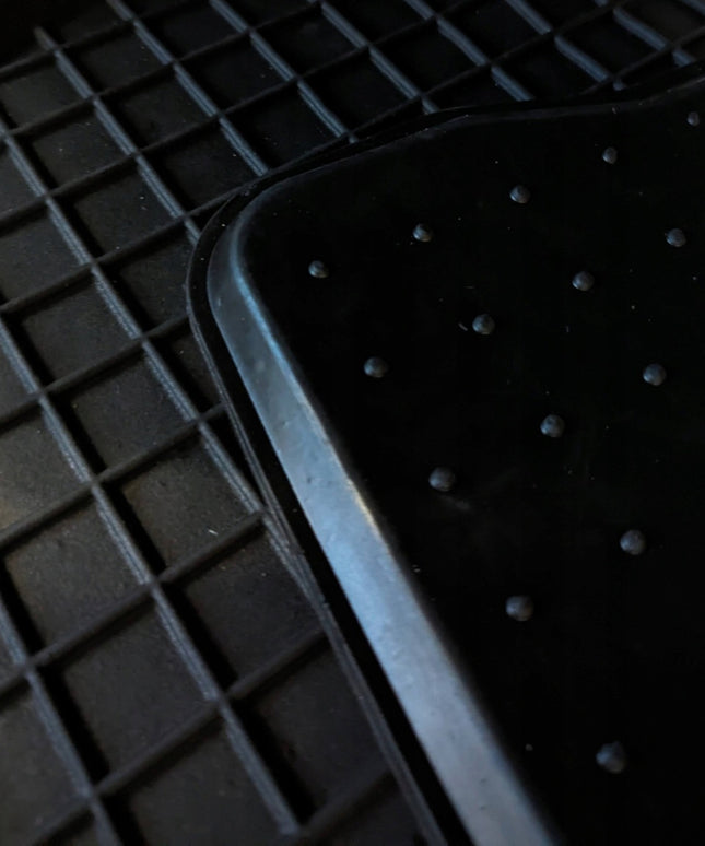 Guminiai kilimėliai VW Golf 5 V 6 VI Plus (2003–2013) Motohobby su borteliais ir fiksatoriais, komplektas 4 vnt