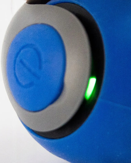 Interaktyvus besibėgantis kamuoliukas katei su plunksnele, LED lempute ir vibracija PetGravity USB