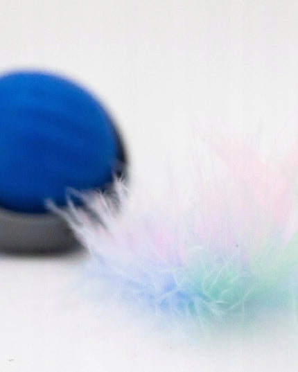 Interaktyvus besibėgantis kamuoliukas katei su plunksnele, LED lempute ir vibracija PetGravity USB