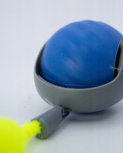 Interaktyvus besibėgantis kamuoliukas katei su plunksnele, LED lempute ir vibracija PetGravity USB