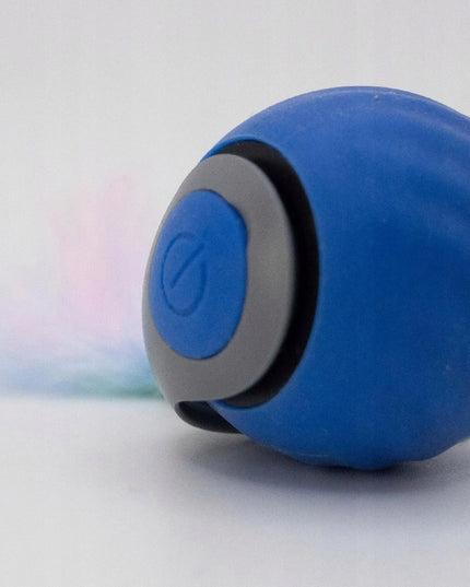 Interaktyvus besibėgantis kamuoliukas katei su plunksnele, LED lempute ir vibracija PetGravity USB