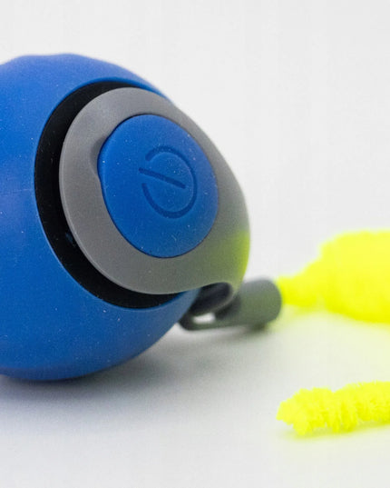 Interaktyvus besibėgantis kamuoliukas katei su plunksnele, LED lempute ir vibracija PetGravity USB