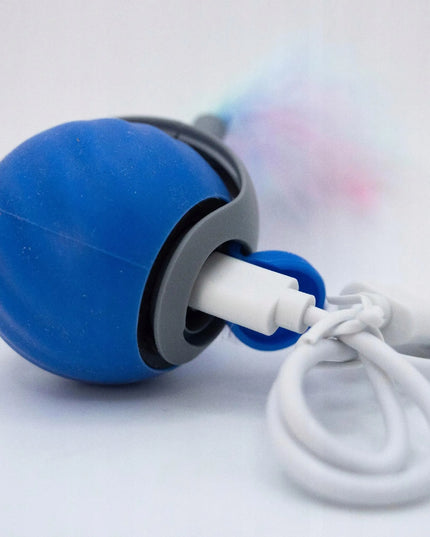 Interaktyvus besibėgantis kamuoliukas katei su plunksnele, LED lempute ir vibracija PetGravity USB