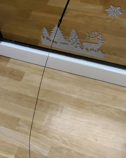 Katės žaislas meškerė su siurbtuku, plunksnomis ir varpeliais