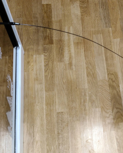 Katės žaislas meškerė su siurbtuku, plunksnomis ir varpeliais