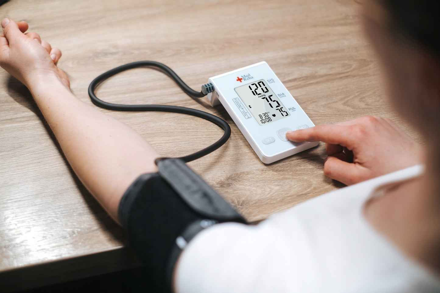 Kraujospūdžio matuoklis ant rankos automatinis elektroninis medicininis tikslus su USB jungtimi ir dideliu LCD ekranu 2x150 atminties vietų