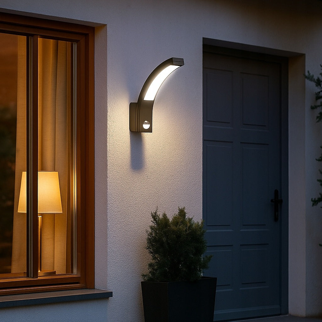 LED lauko sieninis šviestuvas 10W su judesio sensoriumi, atsparus vandeniui, sodui ir fasadui