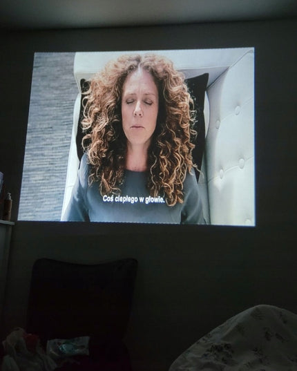 Nešiojamas projektorius su Android TV, WiFi, Full HD ir 180° besisukančiu garsiakalbiu