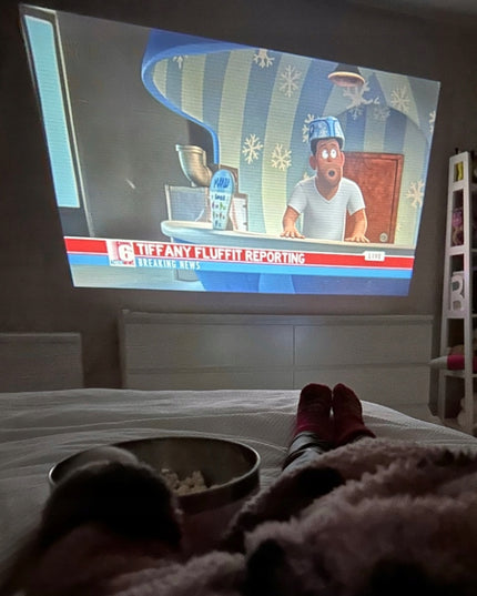 Nešiojamas projektorius su Android TV, WiFi, Full HD ir 180° besisukančiu garsiakalbiu