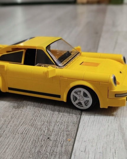 Nuotoliniu būdu valdomas lego sportinis automobilis konstruktorius Yellowbird (CaDA, 222 elementai)