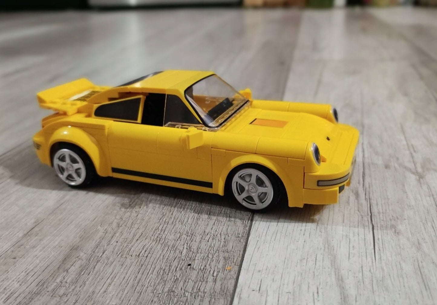 Nuotoliniu būdu valdomas lego sportinis automobilis konstruktorius Yellowbird (CaDA, 222 elementai)