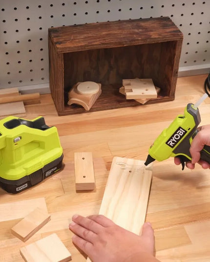 Ryobi RGLM18-0 18V 7 mm mini akumuliatorinis klijų pistoletas