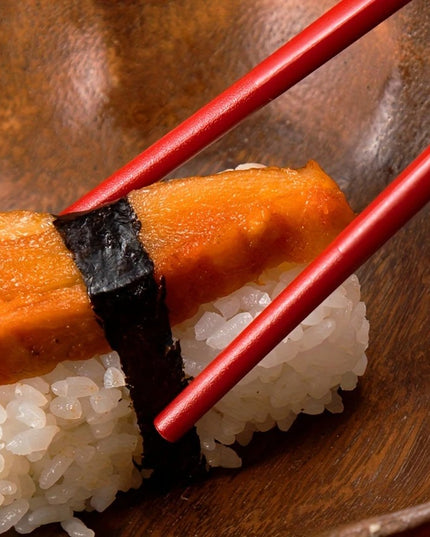 Sushi Lazdelės – 5 Poros Daugkartinio Naudojimo, 24,3 cm, Stiklo Pluošto, Raudonos su Aukso Imitacija, Japoniško Stiliaus