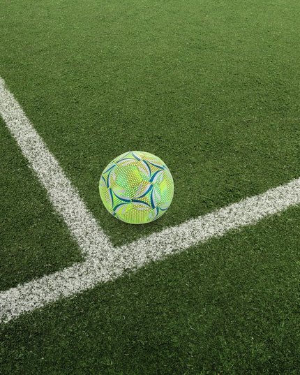 Tamsoje šviečiantis futbolo kamuolys naktiniam žaidimui ir treniruotėms