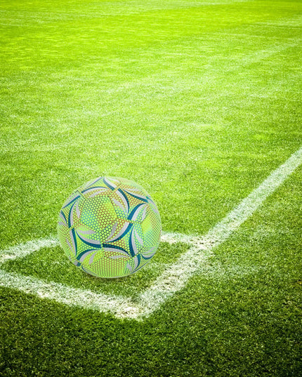 Tamsoje šviečiantis futbolo kamuolys naktiniam žaidimui ir treniruotėms