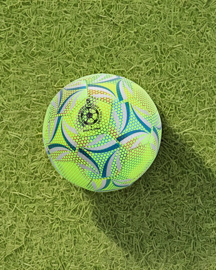 Tamsoje šviečiantis futbolo kamuolys naktiniam žaidimui ir treniruotėms