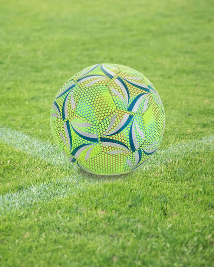 Tamsoje šviečiantis futbolo kamuolys naktiniam žaidimui ir treniruotėms