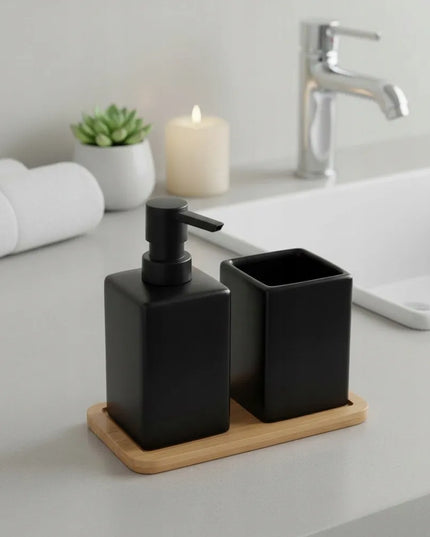 Vonios kambario aksesuarų rinkinys Vilde: dozatorius, stiklinė ir padėkliukas, juodas bambukinis