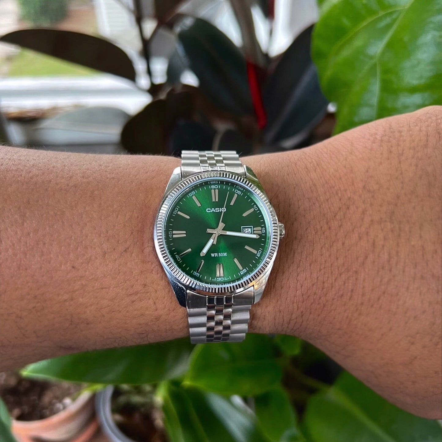 Vyriškas laikrodis Casio MTP-1302PD-3AV su dėžute – elegantiškas kvarcinis laikrodis su žaliu ciferblatu, nerūdijančio plieno apyranke ir datumu
