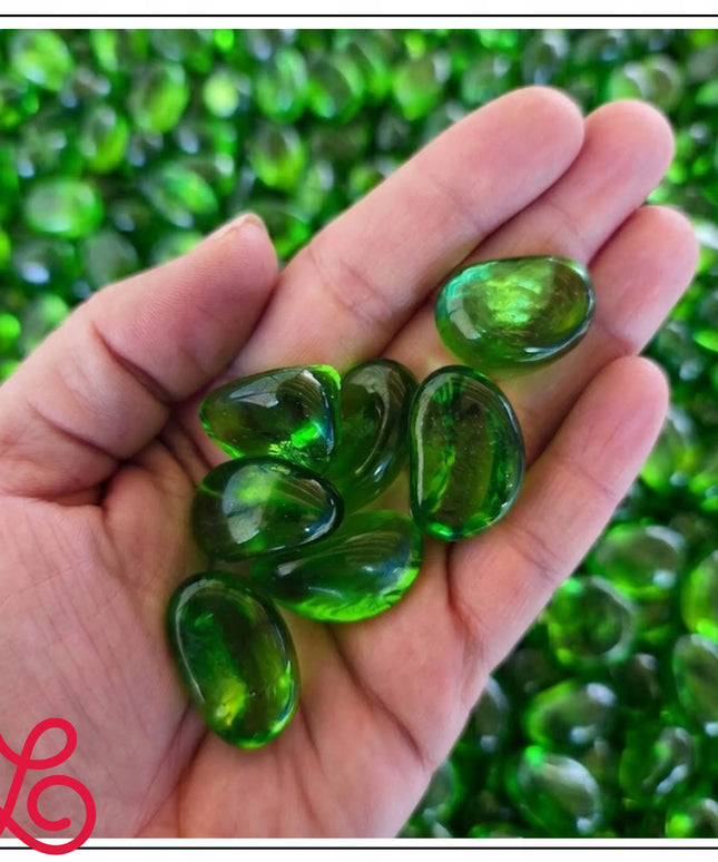 ŽALIAS DEKORATYVINIS STIKLAS 2,6–3,2 CM KIDNEY GLASS GREEN NAMŲ DEKORAVIMUI 1 KG